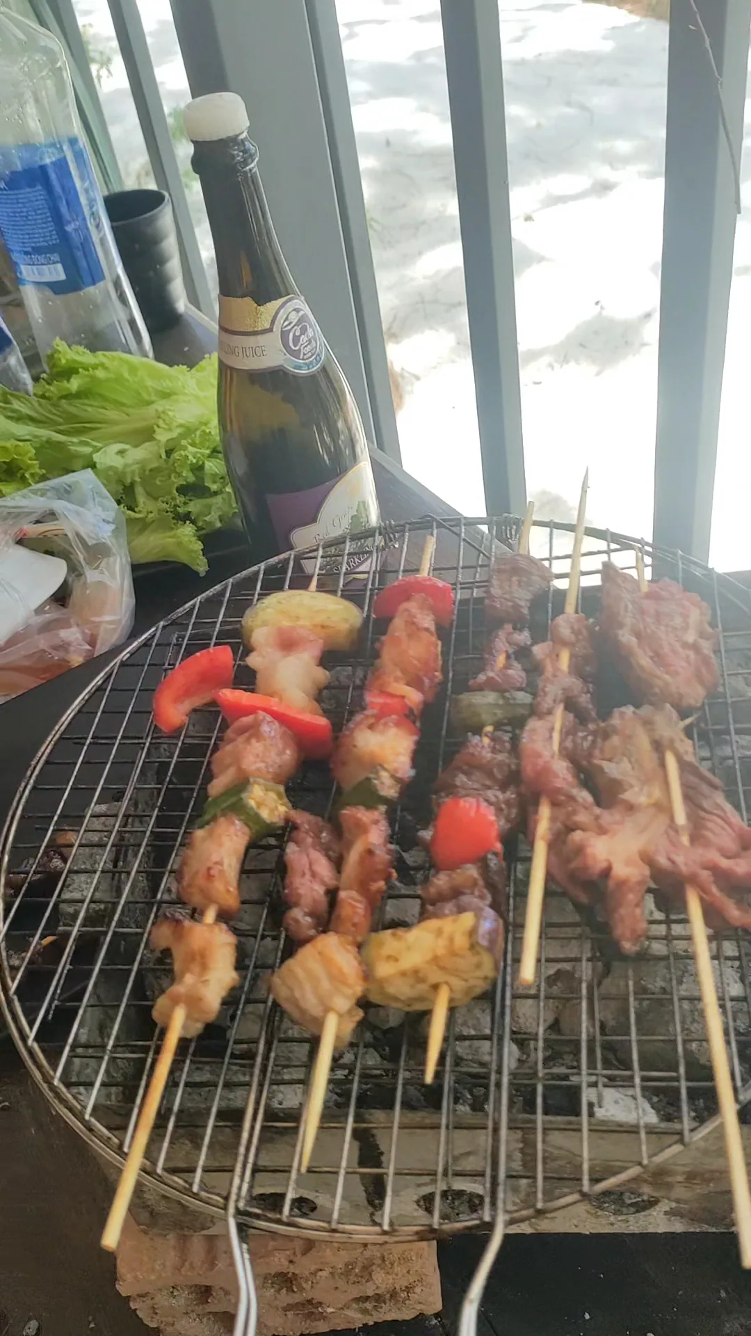 Cầu thang gỗ dẫn lên gác nhỏ trong nhà